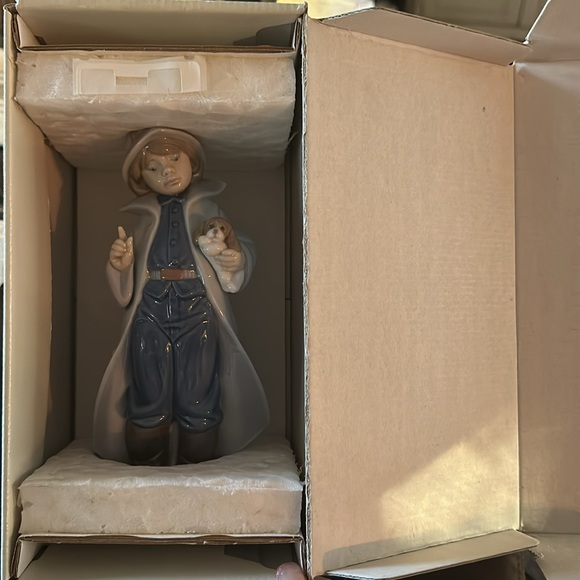 RARE Lladro Little Fireman 06334 w/original box. Mint condition & hard to find! - Picture 11 of 14